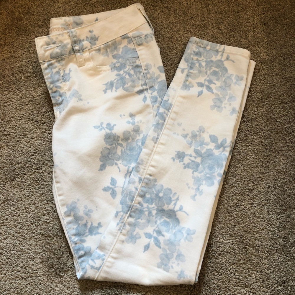 Never worn. American Eagle White Jeans
